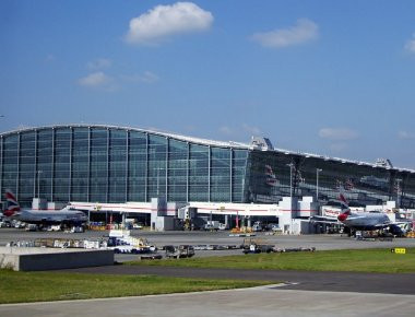 Συναγερμός στην Βρετανία: Εκκένωση σε τερματικό σταθμό του Χίθροου- Αναφορές για φωτιά (φωτό)